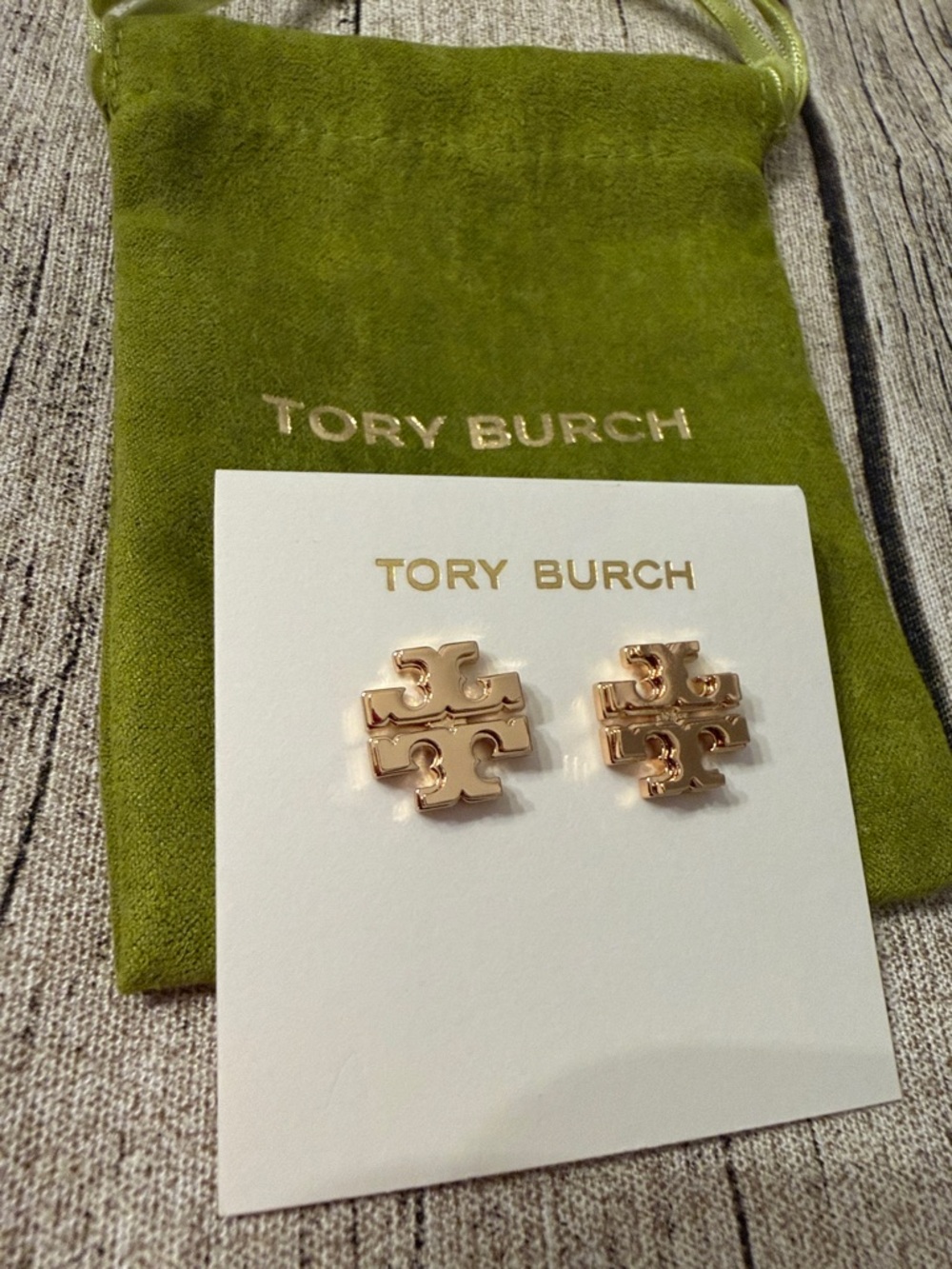 NWT! Tory Burch large logo stud earrings in yellow gold